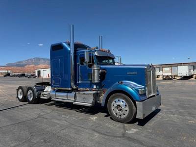 Kenworth W900L Sleeper Semi Truck - Cummins 475HP