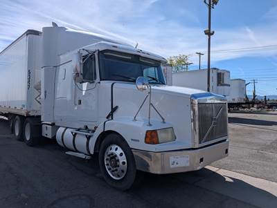 Volvo WG64T Sleeper Semi Truck - Caterpillar, Manual