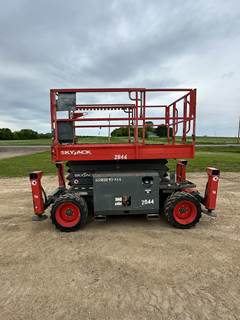 2016 Skyjack SJ6832 Scissor Lift