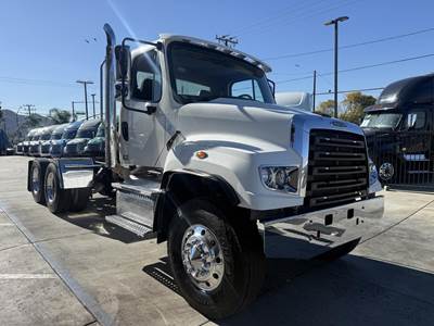 Freightliner 114SD Day Cab Truck - Detroit 470HP, 10 Speed Manual