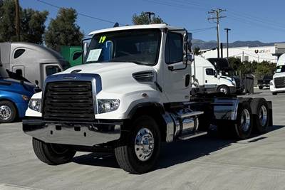 Freightliner 114SD Day Cab Truck - Detroit 470HP, 10 Speed Manual