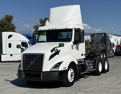 Volvo VNL64T300 Day Cab Truck - D13 425HP, 12 Speed I Shift Automatic