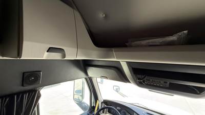 Freightliner Cascadia 126 Sleeper Semi Truck - Detroit 455HP, 12 Speed Dt12 Automatic