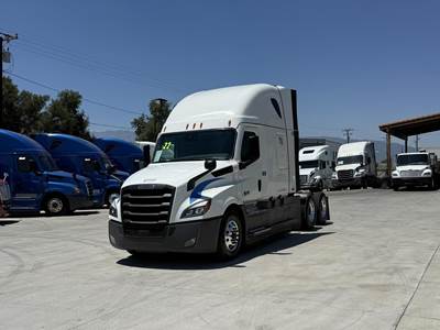 Freightliner Cascadia 126 Sleeper Semi Truck - Detroit 455HP