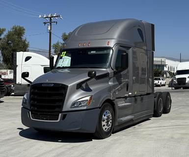 Freightliner Cascadia 126 Sleeper Semi Truck - Detroit 455HP, Automatic