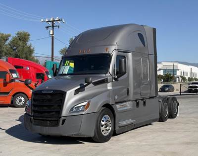 Freightliner Cascadia 126 Sleeper Semi Truck - Detroit 455HP, Automatic