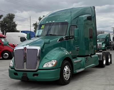 Kenworth T680 Sleeper Semi Truck - Cummins 450HP, 12 Speed Automatic