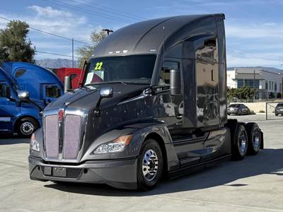 Kenworth T680 Sleeper Semi Truck - Cummins 450HP, Automatic