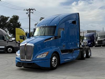 Kenworth T680 Sleeper Semi Truck - 450HP, Automatic