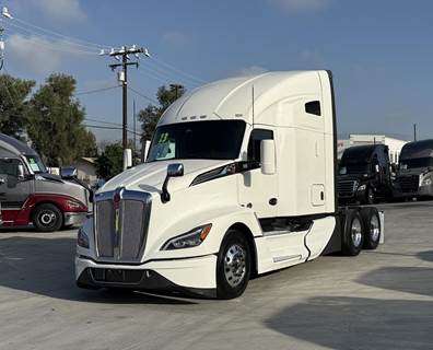 Kenworth T680 Sleeper Semi Truck - 450HP, Automatic
