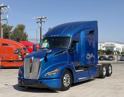 Kenworth T680 Sleeper Semi Truck - 450HP, Automatic