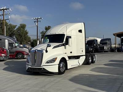 Kenworth T680 Sleeper Semi Truck - Cummins 450HP, Automatic