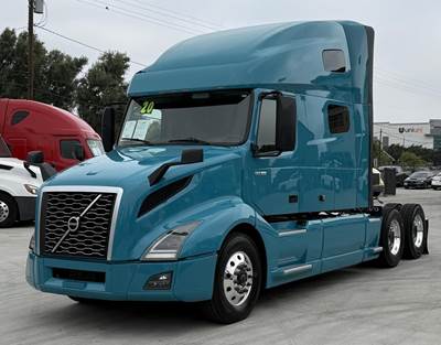Volvo VNL64T760 Sleeper Semi Truck - D13 425HP, 12 Speed I Shift Automatic
