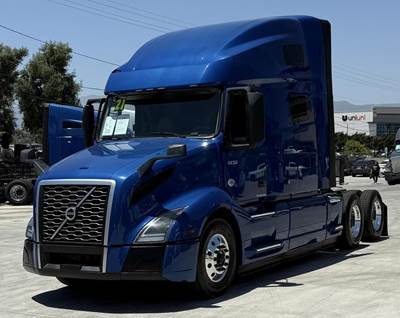 Volvo VNL64T760 Sleeper Semi Truck - D13 425HP, 12 Speed I Shift Automatic