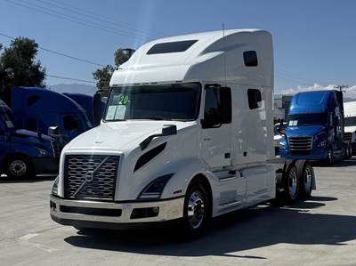 Volvo VNL64T760 Sleeper Semi Truck - Cummins 425HP, Automatic