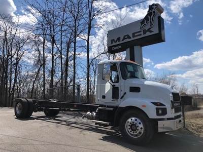 Mack MD6 Single Axle Cab & Chassis Truck - Cummins, 260HP, 6 Speed Allison Rds Automatic