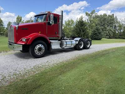 Kenworth T800 Day Cab Truck - Caterpillar, 10 Speed Manual