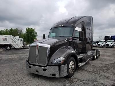 Kenworth T680 Sleeper Semi Truck - Paccar 455HP, 13 Speed Manual