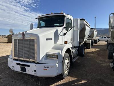 Kenworth T800 Single Axle Day Cab Truck - Caterpillar 435HP, 10 Speed Manual