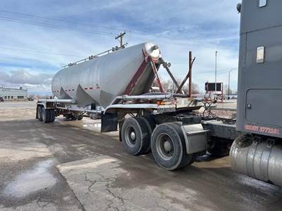 Fruehauf HAB-F2-1000 Dry Bulk / Pneumatic Tank Trailer