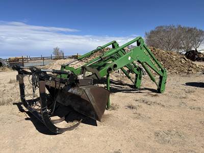 John Deere 840 Loader