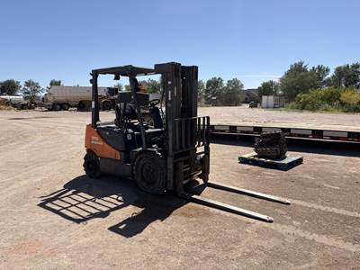 Doosan D25S-5 Pneumatic Tire Forklift - 5000lb Capacity, 15ft Lift Height