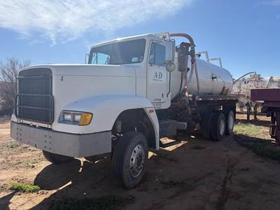 Freightliner FLD120 3780 Gallon Water Truck - Detroit 400HP, 4 Speed Automatic