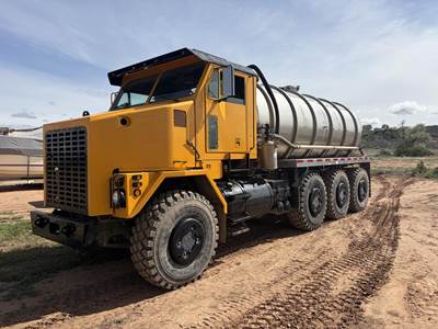 Oshkosh M1070 4620 Gallon Water Truck - Detroit 525HP, 5 Speed Automatic