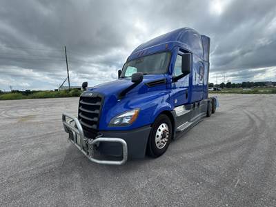 2021 Freightliner Cascadia 126 Sleeper Semi Truck- 72in Condo , Double Bunk ,455HP , Carrier APU