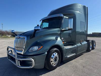 2019 International LT625 Sleeper , 384K MILES, APU , REMAINING FACTORY WARRANTY , AUTOMATIC , PASSING DOT , FINANCING AVALIABLE