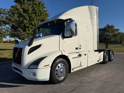 2020 Volvo VNL 640 Sleeper Semi Truck, 527,000 miles, D13 , 10 New Tires , Passing Dot , 6 Month Unlimited Mile Warranty , Call 417-987-0566