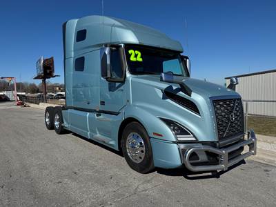 2022 Volvo VNL Sleeper Semi Truck, APU, D13 , 455HP , WARRANTY AND FINANCING AVAILABLE, 10 NEW TIRES !!!