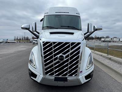 2025 Volvo VNL 840 Sleeper Semi Truck