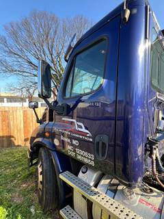 2015 Freightliner Cascadia 113 Day Cab Truck