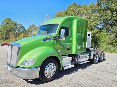 2015 Kenworth T680 Sleeper Semi Truck