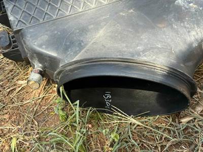 Freightliner Cascadia Air Cleaner / Air Filter Housing