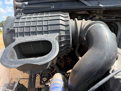 2014 Volvo Air Cleaner / Air Filter Housing for 2013+