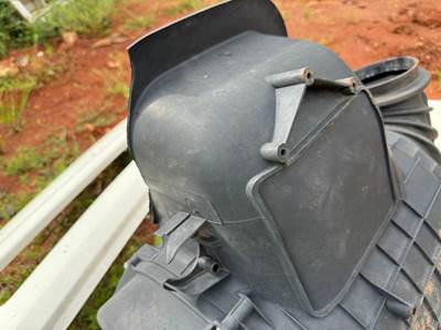 Volvo VNL Air Cleaner / Air Filter Housing for a Volvo Truck VNL