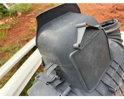 Volvo VNL Air Cleaner / Air Filter Housing for a Volvo Truck VNL