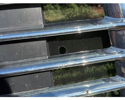 Used 2015 Freightliner Cascadia Grille (Fits 2008-2017)