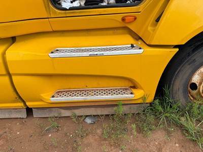 International LT625 Right Fairing