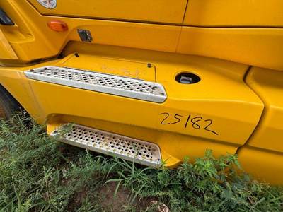 International LT625 Left Fairing