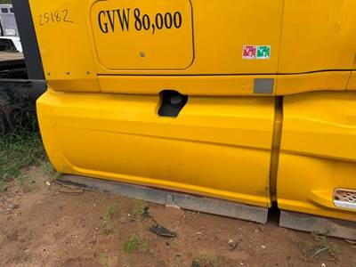 International LT625 Right Fairing