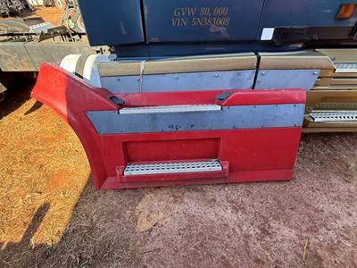 2003-2007 Volvo VNL Front Driver Side Truck Skirt