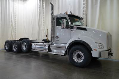 Kenworth T880 Day Cab Truck - Cummins 565HP, 18 Speed Manual