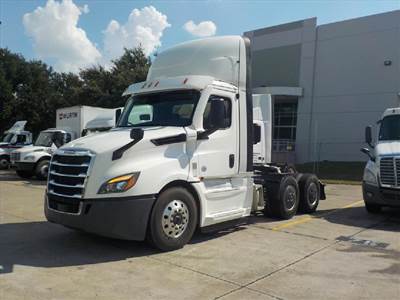 Freightliner Cascadia 126 Day Cab Truck - Detroit 455HP, Automatic