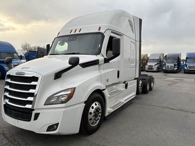Freightliner 724X-I Tri Axle Sleeper Semi Truck - 72" Double Bunk, Detroit 455HP, Automatic