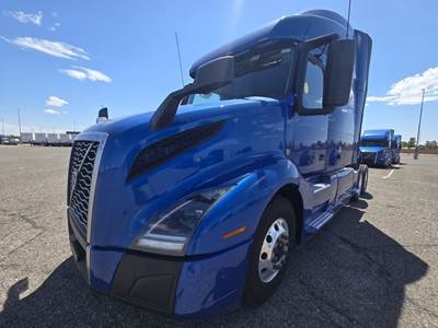 Volvo V760SL Sleeper Semi Truck - D13TC 12.8L 425HP, Automatic