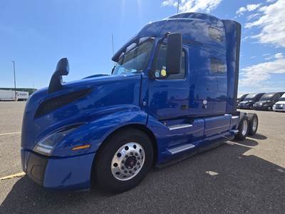Volvo V760SL Sleeper Semi Truck - D13 12.8L 425HP, Automatic
