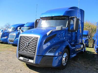 Volvo VNL760 Sleeper Semi Truck - 70" Double Bunk, D13 12.8L 425HP, Automatic